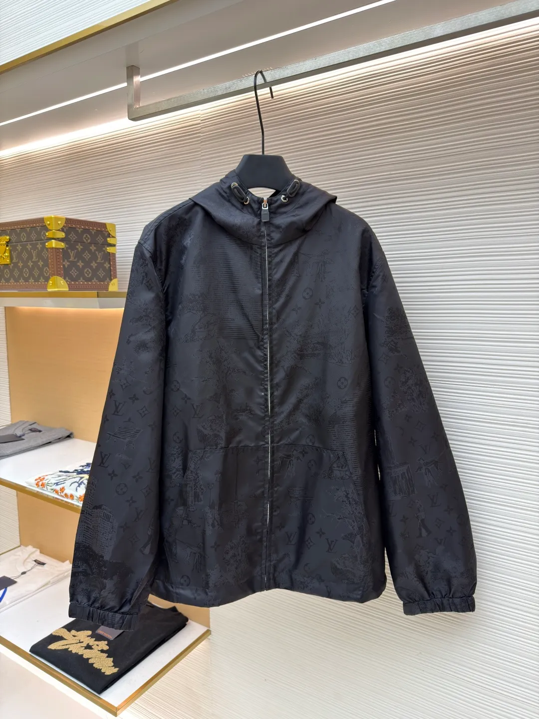 LOUISVUITTON Dog walking dark pattern jacquard jacket ●Authentic product: purchased and developed for 24600 ●Item number: 1680084-B50 ●Fabric: Oxford jacquard fabric ●Technology: jacquard production ●Version: fitted version ●Weight: about 465 grams ●Size: 44-46-48-50 ●Description: Made of 50D nylon Oxford jacquard fabric, the yarn is made of triangular light filament, the Y version is purchased to scan the pattern, and an 85CM large full-width circular pattern is made. The high-speed rapier machine is used to weave the gray fabric, and the front panel + pocket are cut by hand with 2+2 restored flowers. The back panel is cut with positioning flowers, and the large pattern cycle leads to increased fabric consumption. 5# platinum Swiss tooth open tail zipper + hollow letter puller, sheepskin material oil-edged double-hole anti-slip buckle, pig nose button + eyelets + cylinder are made of white copper, barrel-plated brushed pattern light antique silver. The overall wiring is straight and delicate, the fabric is comfortable and soft, and the color is consistent without color difference. It can be matched with the same style to create a fashionable look and control various occasions. Customized accessories, complete with three standards, same style for men and women!